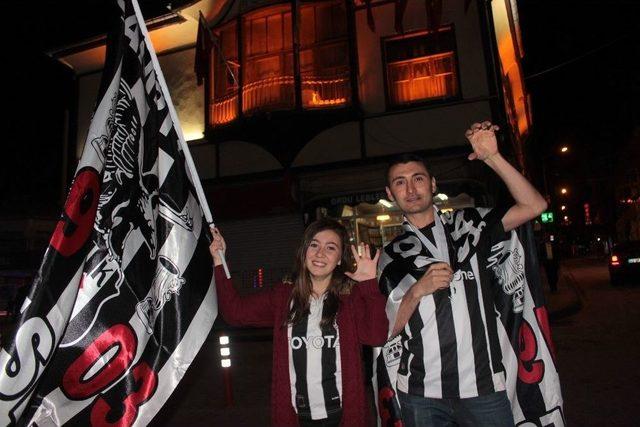 Tavşanlı’da Beşiktaş Taraftarları Şampiyonluğu Kutladı