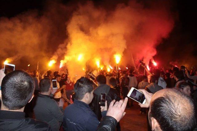 Tavşanlı’da Beşiktaş Taraftarları Şampiyonluğu Kutladı