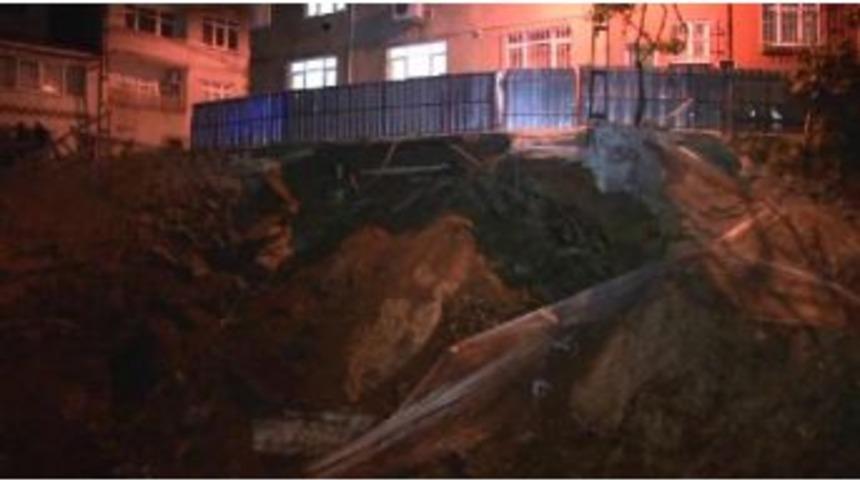 Ey&uuml;p'te Istinat Duvarı &Ccedil;&ouml;kt&uuml; ,mahalleli Sokağa D&ouml;k&uuml;ld&uuml;