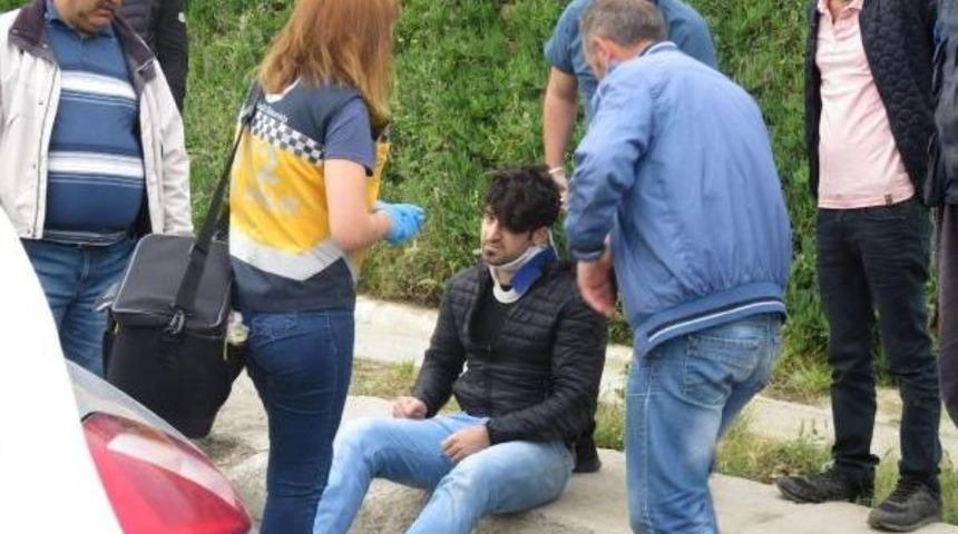 Kadık&ouml;y'de Otomobil Ile Minib&uuml;s &Ccedil;arpıştı: 3 Yaralı