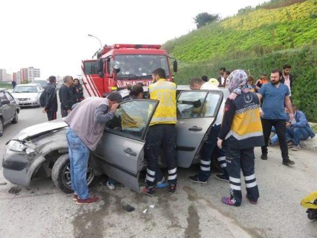 Kadıköy'de Otomobil Ile Minibüs Çarpıştı: 3 Yaralı