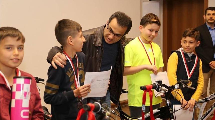 &Ccedil;ayeli Belediyesi Sosyal Alanda Başarı G&ouml;steren &Ouml;ğrencileri &Ouml;d&uuml;llendiriyor