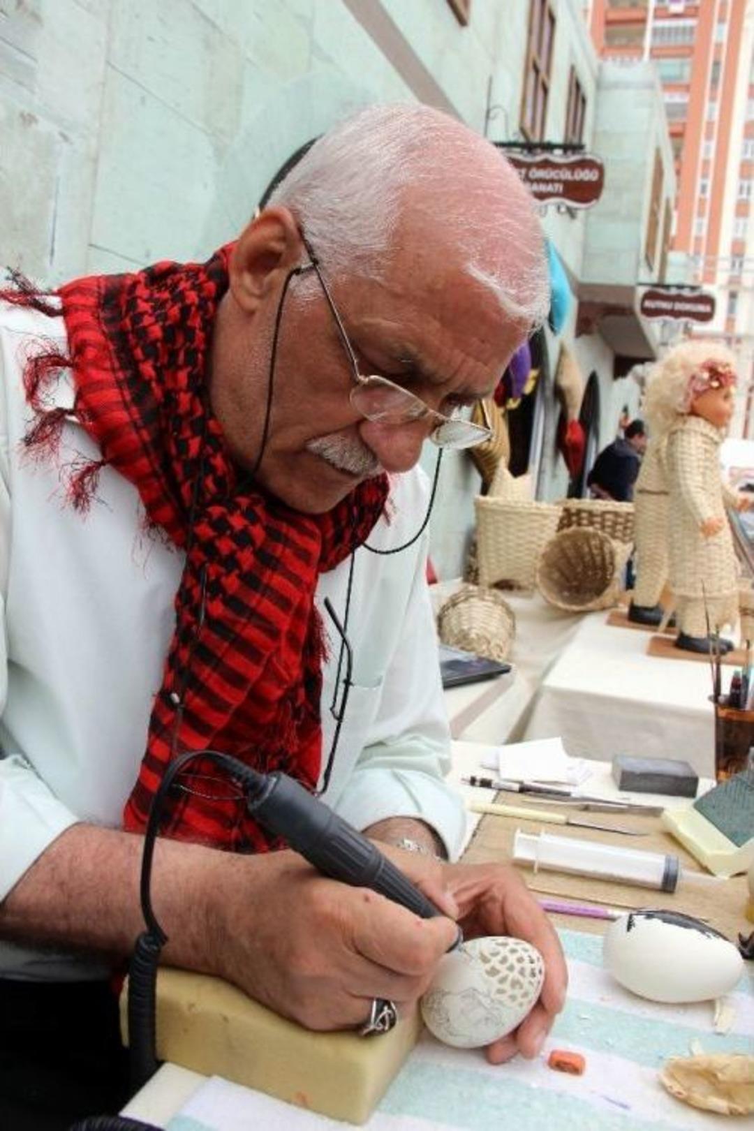 (&ouml;zel Haber) Engelli Sanat&ccedil;ı Hayalleri Yumurta Kabuğuna Aktarıyor