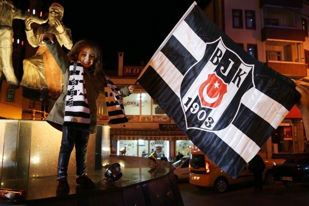 Artvin&rsquo;de Beşiktaşlı Taraftarlar Şampiyonluğu Kutladı