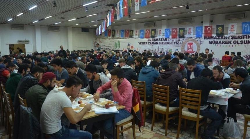 K&uuml;lt&uuml;r Sitesinde Yapılan İftara Yoğun İlgi