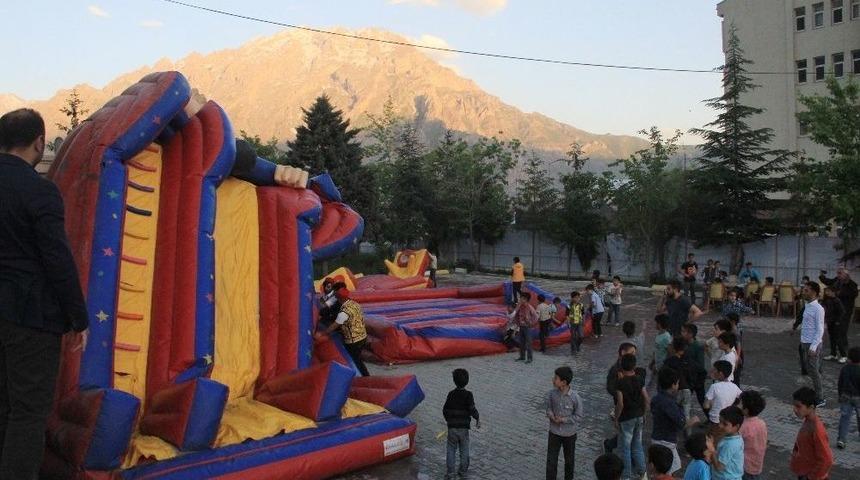 Hakkarili Çocuklar Şişme Oyun Parkını Devirdi