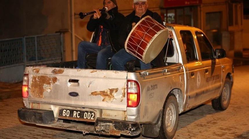 Kamyonetin &Uuml;zerinde Vatandaşları Sahura Uyandırıyorlar
