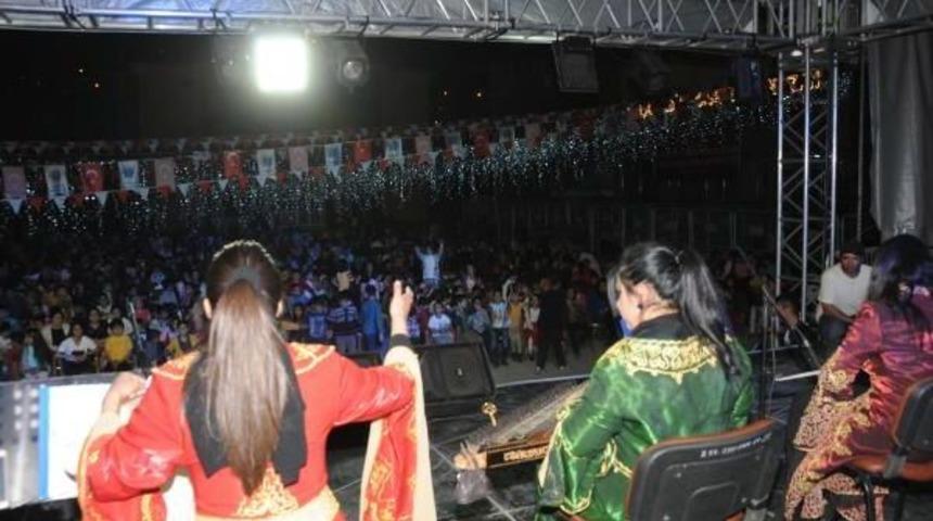 Hakkari'de Ilk Kez T&uuml;rk&ccedil;e-K&uuml;rt&ccedil;e Hacivat-Karag&ouml;z Oyunu Sergilendi