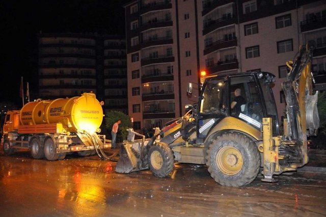 Sağanak Yağışlar Su Baskınlarına Neden Oldu