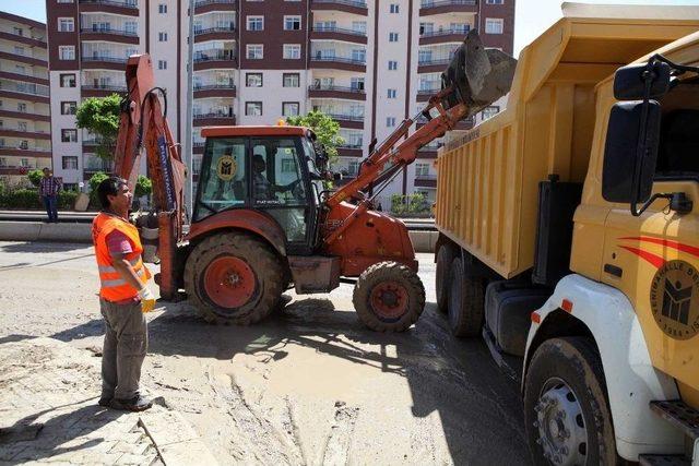 Sağanak Yağışlar Su Baskınlarına Neden Oldu