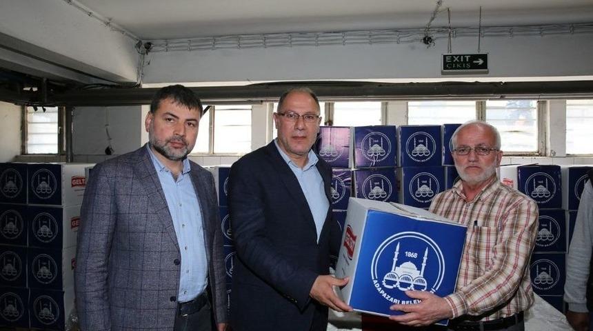Adapazarı Belediyesi Personeline Erzak Dağıttı