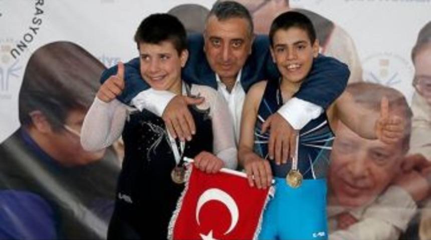 Otizmli Bing&uuml;l Kardeşler, İzmir&rsquo;den Birincilikle D&ouml;nd&uuml;