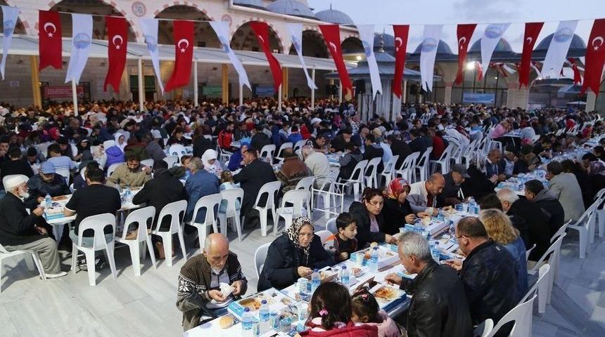 Büyükçekmeceliler, Kuba Camii’ndeki İlk İftarda Buluştu