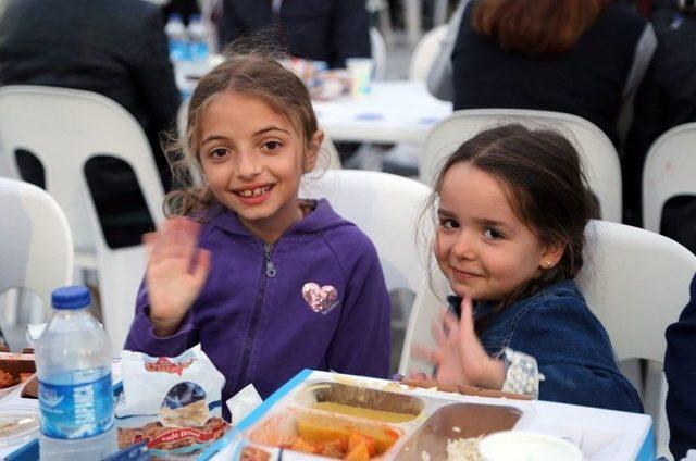 Büyükçekmeceliler, Kuba Camii’ndeki İlk İftarda Buluştu