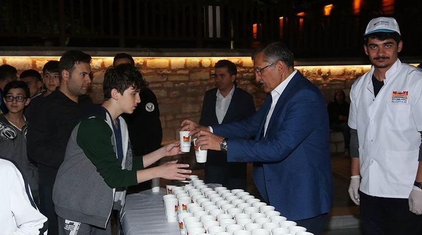 Zeytinburnu’nda Teravih Sonrası Limonata İkramıyla Serinlediler