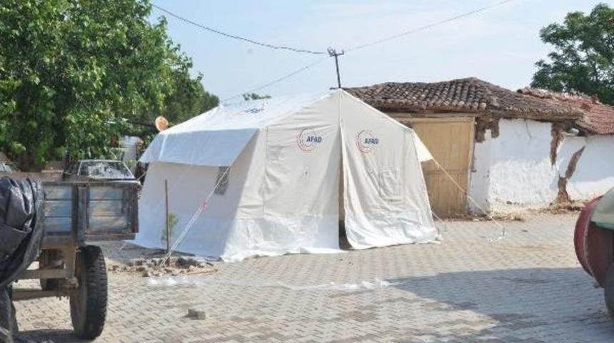 Manisa'da Deprem B&ouml;lgesindekiler Geceyi Yine &Ccedil;adırda Ge&ccedil;irdi