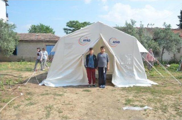 Manisa'da Deprem Bölgesindekiler Geceyi Yine Çadırda Geçirdi