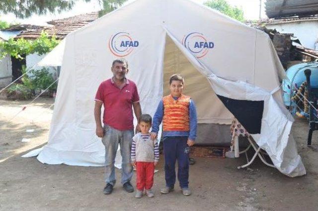 Manisa'da Deprem Bölgesindekiler Geceyi Yine Çadırda Geçirdi