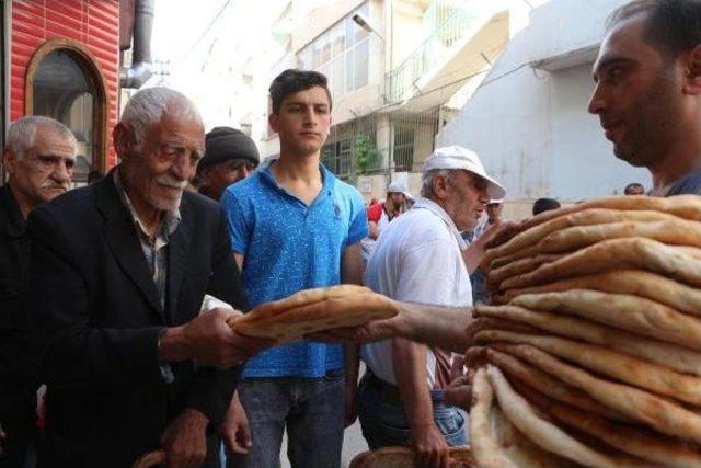 Batman'da Bedava Ekmek Kuyruğu 