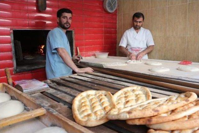 Batman'da Bedava Ekmek Kuyruğu 