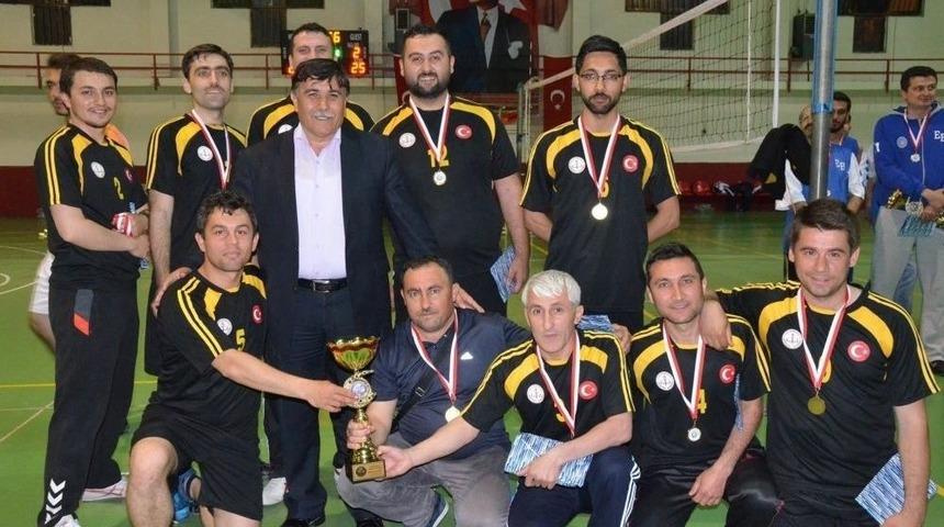 Voleybol Turnuvasının Şampiyonu Diriliş Team