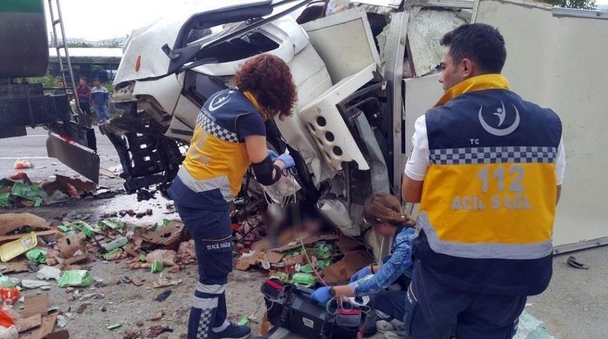 Tanker Ve Kamyon Kafa Kafaya &Ccedil;arpıştı: 1 &Ouml;l&uuml;, 2 Yaralı