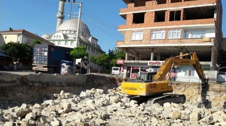 Dilovası&rsquo;na Yapılacak Olan 4 Katlı Kompleksin Temel Kazımı Yapıldı