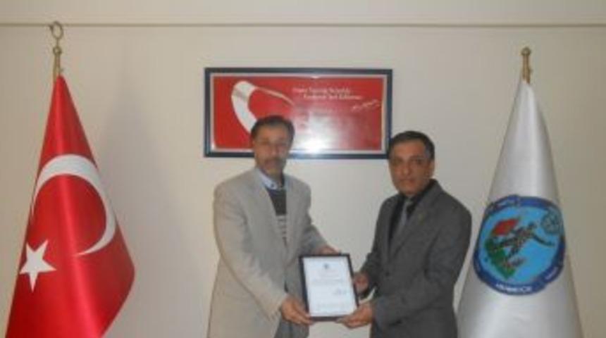 Ressam &Ouml;zyurt&rsquo;a Tsk Mehmet&ccedil;ik Vakfı&rsquo;ndan Teşekk&uuml;r