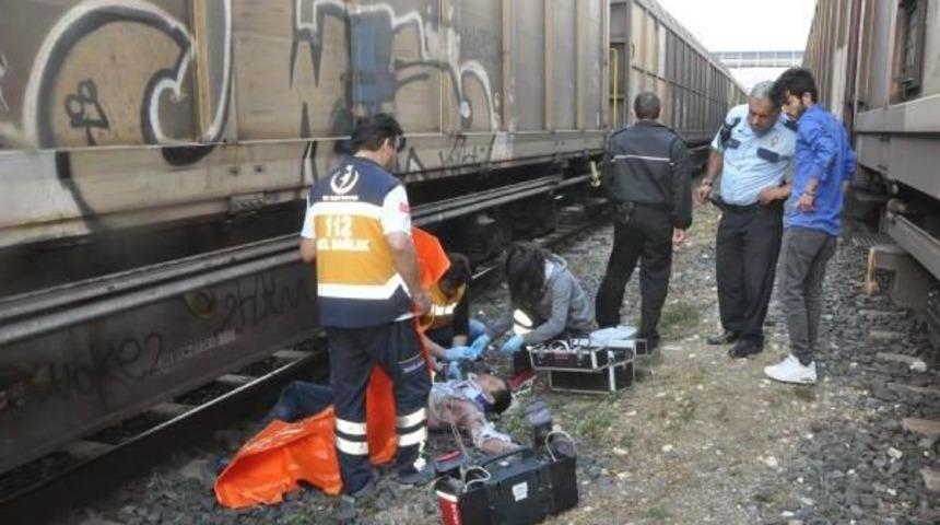 Vagonun &Uuml;zerinde Fotoğraf &Ccedil;ekerken Akıma Kapıldı