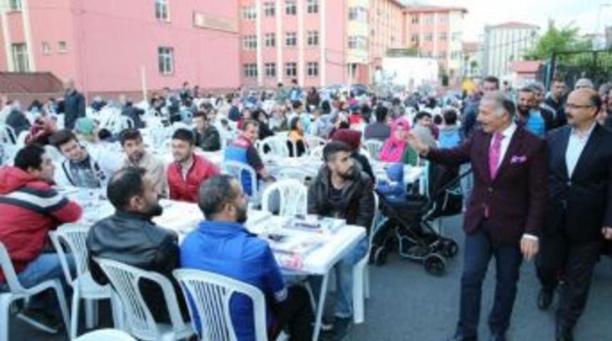Bayrampaşa&rsquo;da Komşular İftarda Buluştu