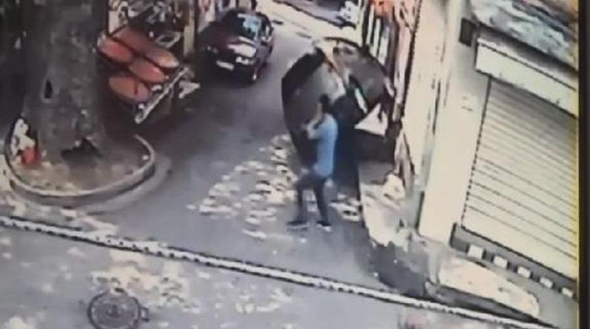 Bursa'da Doğalgaz Borusuna &Ccedil;arpan Otomobil B&ouml;yle Yan Yattı