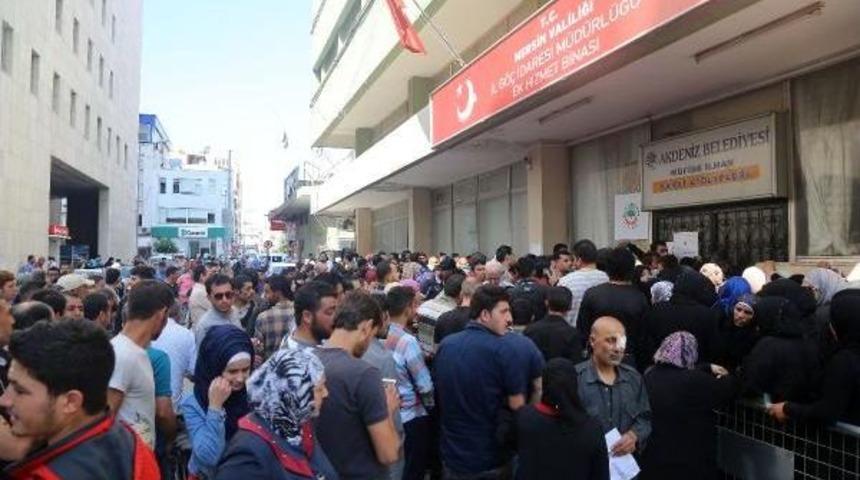 Mersin'de Suriyelilerin Kimlik Izdihamı