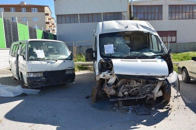 Yeşilyurt Belediyesi Görüntü Kirliliği Oluşturan Hurda Araçları Kaldırıyor