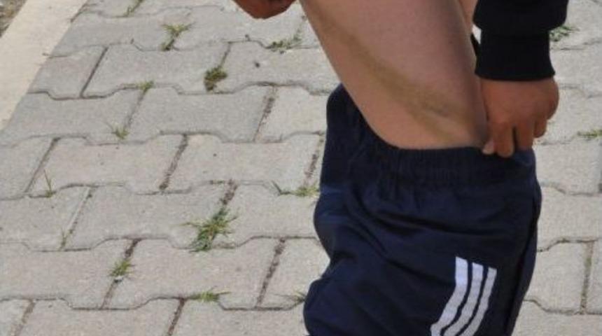 &Ouml;ğretmen, &Ouml;ğrencisini Projeksiyon Cihazı Kablosuyla D&ouml;vd&uuml;