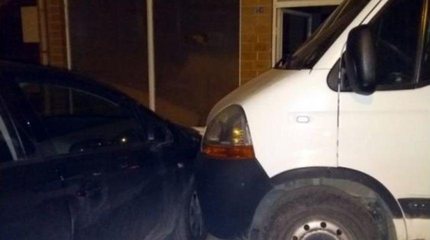 Direksiyon Hakimiyetini Kaybetti, İş Yerinin Vitrinine Ve Otomobile &Ccedil;arparak Durabildi