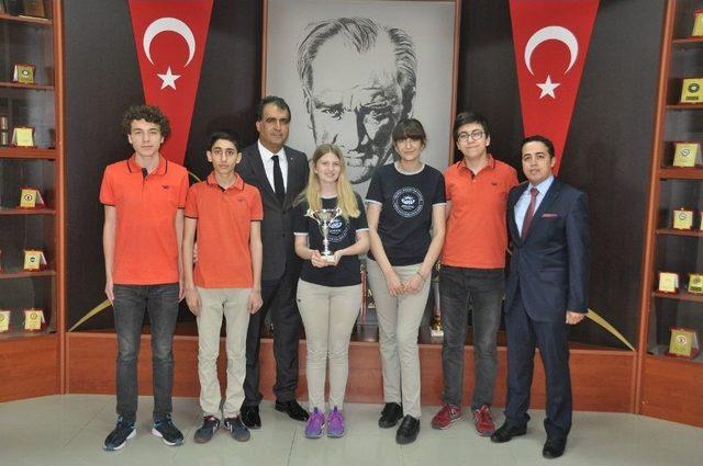 Gaziantep Kolej Vakfı Münazarada Türkiye Şampiyonu