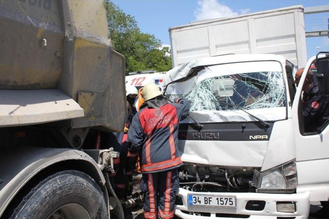 Ey&uuml;p&rsquo;te Hafriyat Kamyonu Kazası, Vatandaşlar Birbirine Girdi