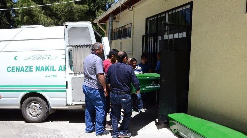 Eşini Ve &Ccedil;ocuklarını &Ouml;ld&uuml;r&uuml;p Evini Yakan Şahıs Yoğun Bakımdan &Ccedil;ıktı