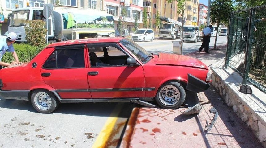 Niğde&rsquo;de Otomobil Kaldırımdaki Yayalara &Ccedil;arptı: 2 Yaralı