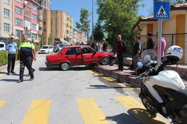 Niğde’de Otomobil Kaldırımdaki Yayalara Çarptı: 2 Yaralı