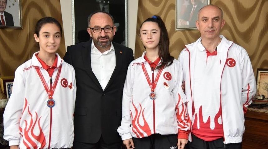 Başkan &Uuml;z&uuml;lmez, Balkan Karate Şampiyonası&rsquo;ndan Madalya İle D&ouml;nen &Ccedil;ocukları Ağırladı