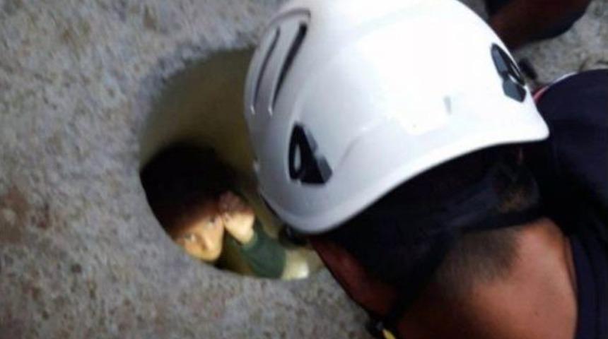 Suriyeli Kız Elektrik Direği İ&ccedil;in A&ccedil;ılan Deliğe Sıkıştı