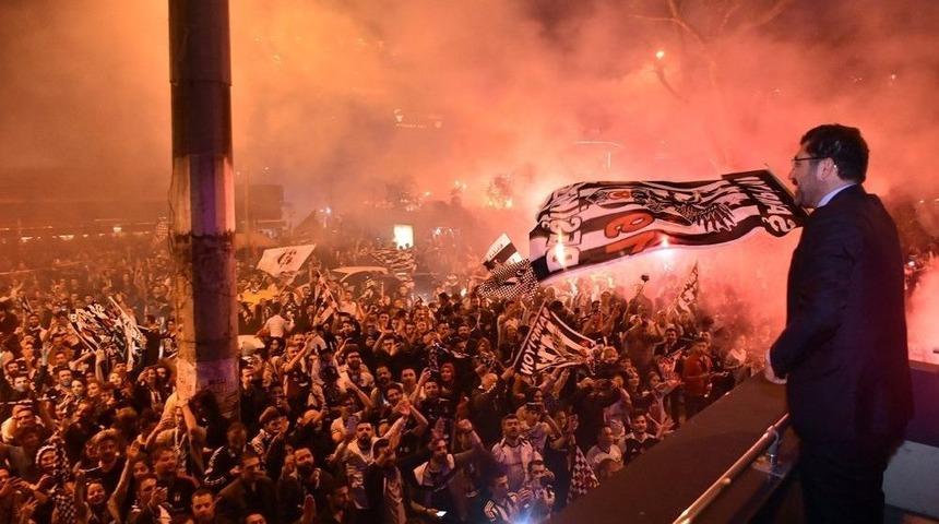 Beşiktaş Belediye Başkanı Hazinedar, Şampiyonluk Kutlamalarına Katıldı