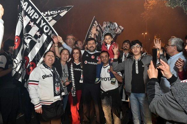 Beşiktaş Belediye Başkanı Hazinedar, Şampiyonluk Kutlamalarına Katıldı