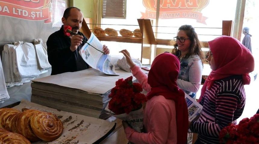 Yozgat’ta Öğrenciler Okul Gazetelerini Esnafa Dağıttı