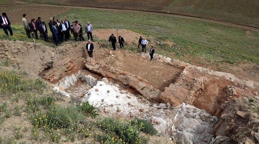 Vali Yurtna&ccedil;, "toprak Altında Kalan Tarihi Değerleri Turizme Kazandıracağız"