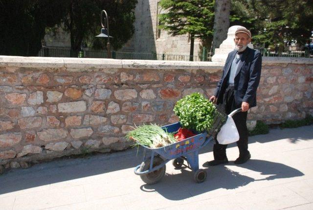 El Arabasıyla 20 Yıldır Yeşil Soğan, Maydanoz Satıyor