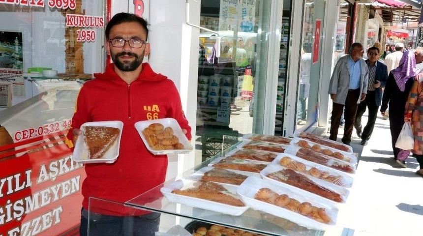 Yozgat&rsquo;ta Ramazan Tatlıları Sokakta Satılıyor