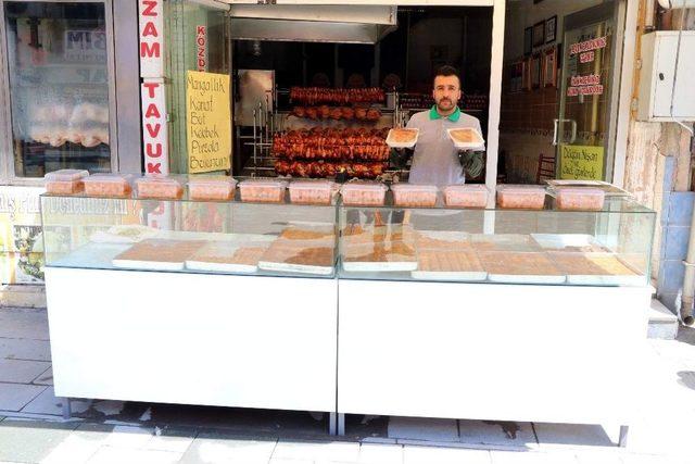 Yozgat’ta Ramazan Tatlıları Sokakta Satılıyor
