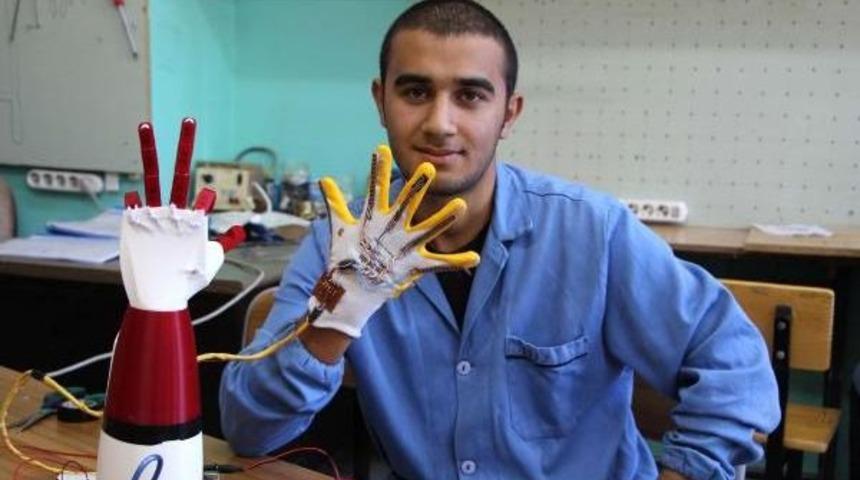 Liseli, G&uuml;venlik G&uuml;&ccedil;leri I&ccedil;in 'robotik El' Yaptı